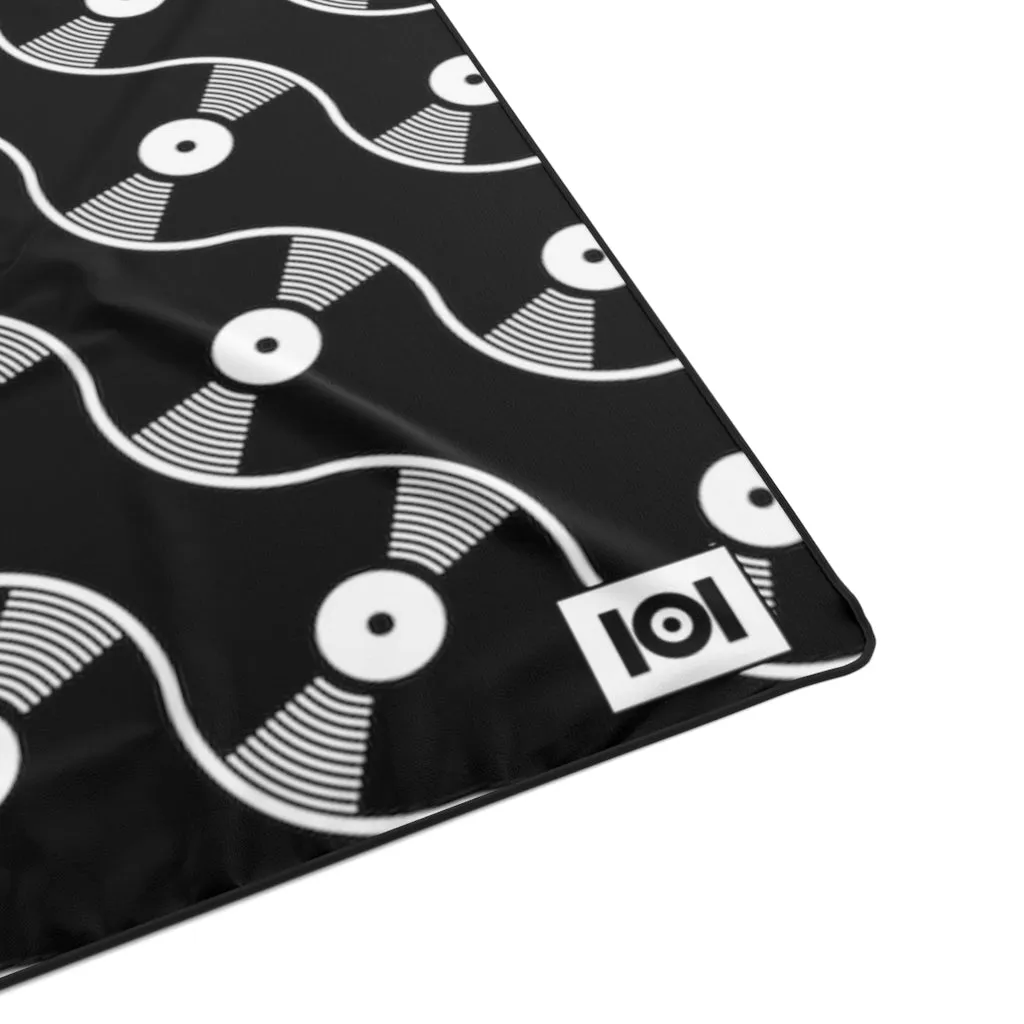 VINYL 01 PATTERN POLYESTER BLANKET - BLACK