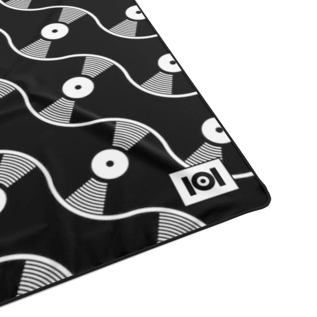 VINYL 01 PATTERN POLYESTER BLANKET - BLACK